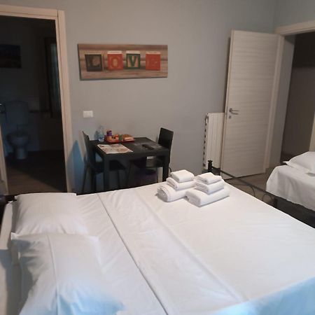 Mono Checkin A Richiesta Hotell Parma Eksteriør bilde