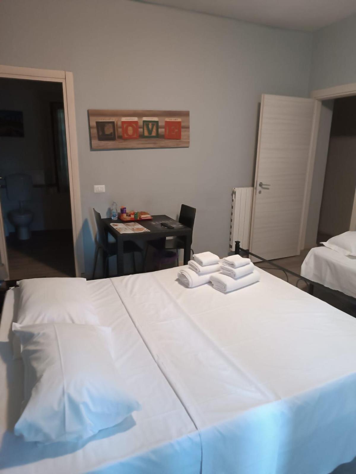 Mono Checkin A Richiesta Hotell Parma Eksteriør bilde